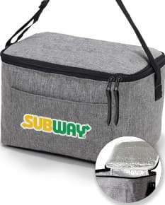 Bolsa térmica de 9L em couro marrom com detalhes em metal, fecho de zíper, alça e bolso externo. Textura elegante e moderna