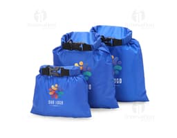 Kit Saco Impermeável - O acessório ideal para sua família! Com design fashion e cores vibrantes, esse prático kit isolado é