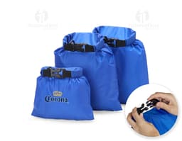Kit saco impermeável prático e resistente para toda a família. Com design casual e colorido, ideal para transportar seus