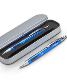 Conjunto de caneta e lapiseira de metal para escrita, design e negócios. A combinação perfeita de elegância e funcionalidade para o seu dia a dia no escritório. Adquira já o seu conjunto e eleve o seu nível de produtividade!