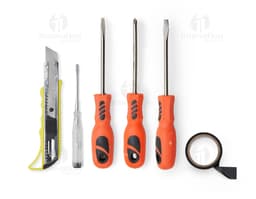 Kit de ferramentas de 5 peças em metal prateado e preto. Tecnologia moderna e equipamento eletrônico, com botões, display e
