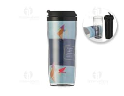 Container de plástico preto com tampa de metal brilhante, vazio e limpo, utilizado para armazenar líquidos.