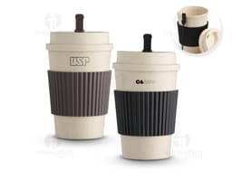 Copo Fibra de Trigo 450ml em um cenário com café, xícara, bebida, espresso, saucer, marrom, comida, pó, colher, mesa