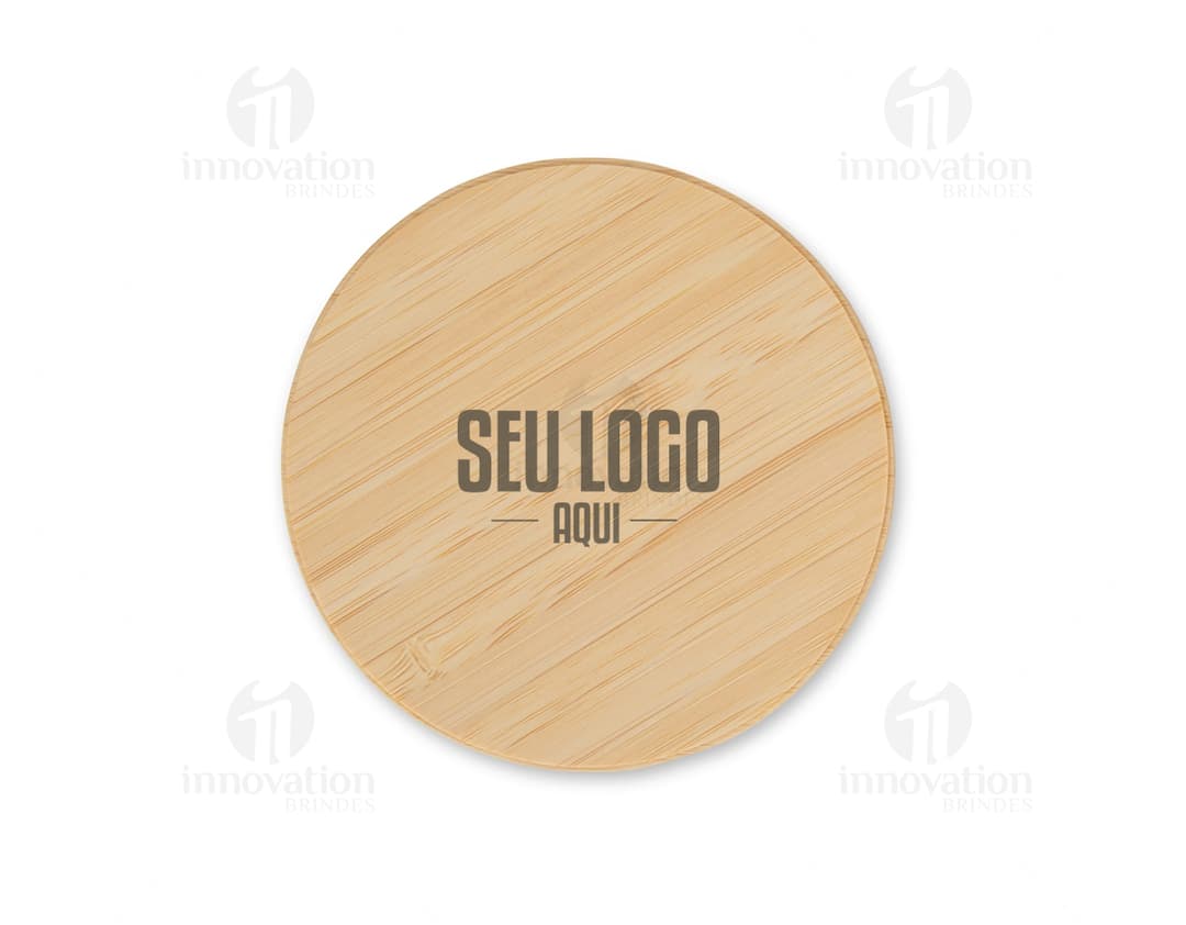 Carregador de indução com design em bambu e luz LED. Ideal para carregar dispositivos eletrônicos de forma prática e moderna.