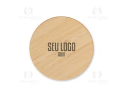 Carregador de indução com design em bambu e luz LED. Ideal para carregar dispositivos eletrônicos de forma prática e moderna.