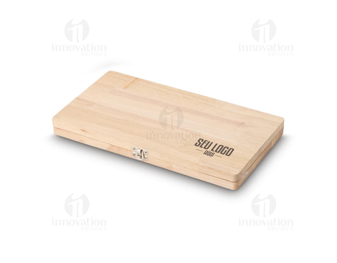 Kit churrasco inox com estojo de madeira, contendo faca, garfo, espátula e tesoura de churrasco. Ideais para preparar