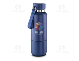 Garrafa térmica inox com mosquetão em ambiente escuro, próximo a um dispositivo eletrônico, fio, lâmpada e alto-falante.