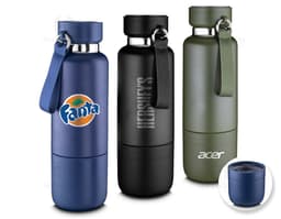 Garrafa térmica inox com mosquetão em ambiente escuro, próximo a um dispositivo eletrônico, fio, lâmpada e alto-falante.