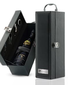 Kit Vinho 4 Peças: o brinde perfeito para os amantes de vinho! Este conjunto inclui os acessórios necessários para desfrutar de uma boa taça de vinho, como abridor, cortador de cápsulas, tampa para garrafa e salva-gotas. Surpreenda seus clientes e colaboradores com esse elegante presente. Aproveite!