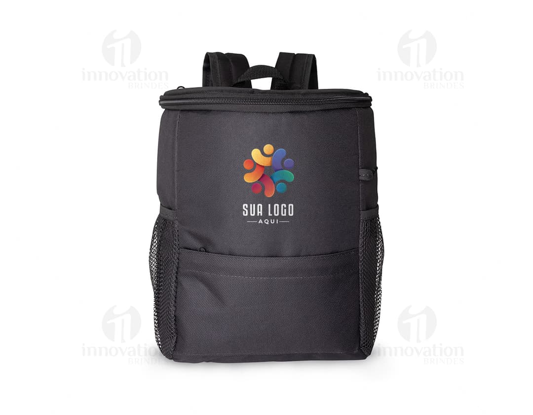 Mochila térmica de 10 litros em nylon resistente, com alça ajustável e fecho em zíper. Ideal para manter seus alimentos e