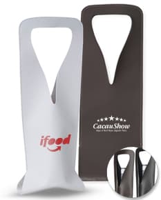 Dispositivo 3D de couro sintético contendo shoehorn, frasco, design de vase, metal, vidro, sinal de apoio, abridor de lata, limpo e vazio, em suporte de forma curva de aço. Representação gráfica de um conjunto de ferramentas domésticas de higiene e moda elegante em preto e prata.