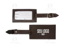 Tag identificador de bagagem em metal prata para facilitar a identificação de suas malas durante viagens. Feito com material
