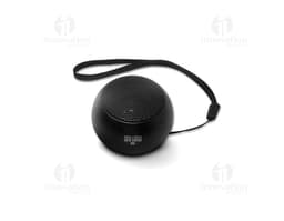 Microfone de estúdio preto com fone de ouvido prateado, fios de metal e plugue.
