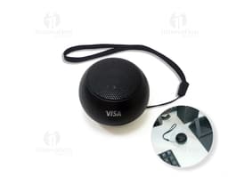 Microfone de estúdio preto com fone de ouvido prateado, fios de metal e plugue.