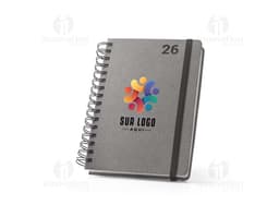 Agenda com argolas para o ano de 2026, na cor preta e com detalhes em dourado.