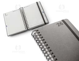 Agenda com argolas para o ano de 2026, na cor preta e com detalhes em dourado.