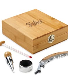 Conjunto de madeira e metal para vinho em embalagem de papelão.
