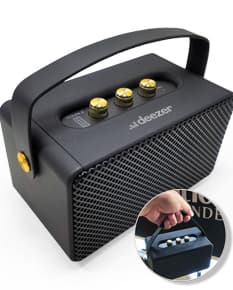 Caixa de som TWS multimídia com alça, equipamento eletrônico, dispositivo de projeção digital, antigo e retro, estilo vintage e vintage, feito de metal e plástico, com botões e dial para controle de áudio, bateria recarregável, conexão sem fio e cabo, design clássico e moderno, ideal para entretenimento e comunicação.
