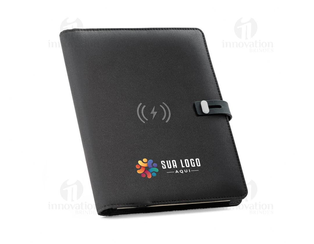 Pasta A5 em poliéster reciclado preta, ideal para armazenar dinheiro, documentos, objetos pessoais e tecnológicos. Possui