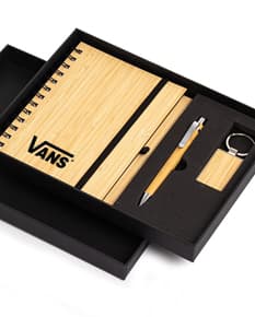 Kit Executivo Ecológico 3 Peças - Notebook, Bloco de Notas e Caneta Reciclados para Escritório e Negócios. Ideal para anotações, planejamentos e reuniões. Produto sustentável, feito com materiais reciclados. Organize sua rotina com estilo e consciência ambiental.