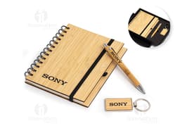 Kit executivo ecológico 3 peças para escritório. Inclui caderno de papel reciclado, bloco de anotações e caneta sustentável.