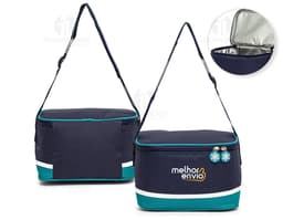 Bolsa térmica de 7 litros, feita de couro marrom com alça de metal e zíper. Possui design elegante e moderno, sendo ideal