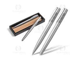 Conjunto de roller e esferográfica em metal prateado. Ferramentas de escrita ideais para o escritório. Design elegante e
