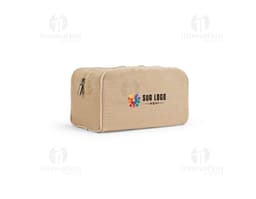 Bolsa de cosméticos marrom e preta, vazia, com fecho de zíper. Ao redor, encontram-se diversos objetos como um carimbo, um