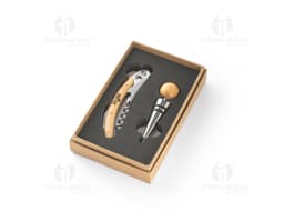 Conjunto de vinho vintage em caixa de madeira marrom com design retro, contendo abridor de garrafas, cortador de cigarros e