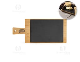 Quadro de ardósia em bambu para anotações e lembretes em um ambiente de escritório. O dispositivo possui espaço em branco