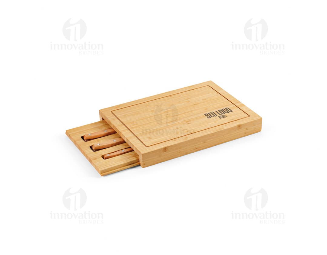 Conjunto de tábuas de bambu empilhadas em um bloco de madeira, com uma variedade de ingredientes doces e chocolates