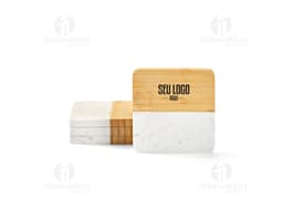 Conjunto de 4 porta copos em papelão marrom vazio, com design vintage e envelhecido. Os porta copos possuem uma estampa de