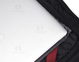 Envelope vintage em um notebook em branco, com um papel de mensagem vazio e um documento de negócios emoldurado. Espaço para
