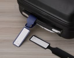Identificador de bagagem em metal preto, prático e seguro para viagens. Ideal para proteger a bagagem e garantir maior