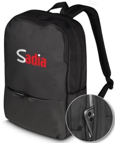 Mochila para notebook preta de couro, moderna e elegante, usada por um homem de negócios. Ideal para viagens de trabalho
