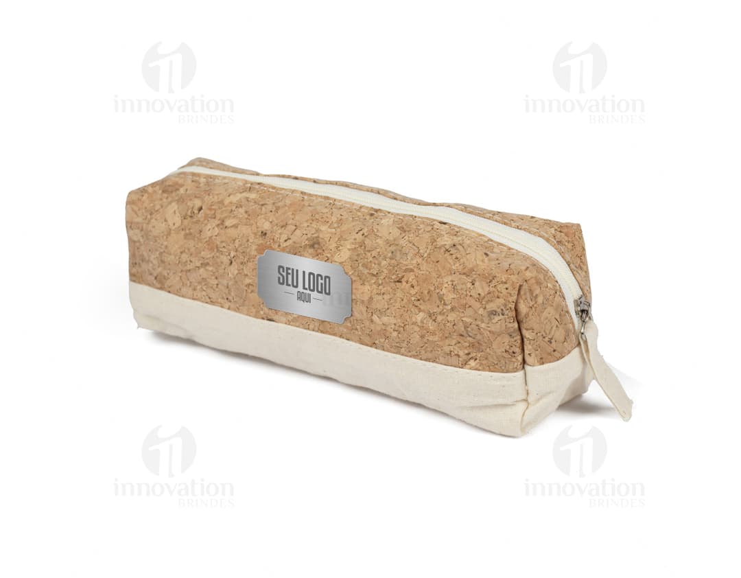 Necessaire em algodão marrom com textura de burlap, feita com fibras naturais e orgânicas. O acessório possui detalhes de
