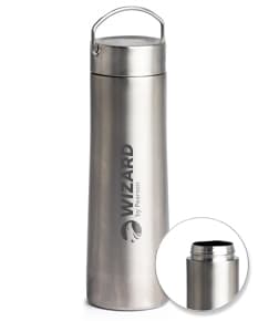 Garrafa térmica 760ml em inox, equipamento de metal, prateado, design moderno, contendo líquido transparente, reflexos