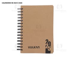 Foto de uma agenda diária para o ano de 2025, com capa marrom e textura de papel antigo. A agenda possui espiral, páginas em