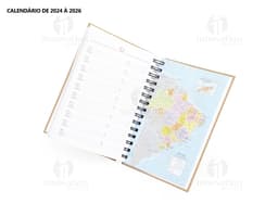 Foto de uma agenda diária para o ano de 2025, com capa marrom e textura de papel antigo. A agenda possui espiral, páginas em