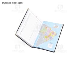 Agenda Diária 2025 em couro marrom com detalhes em metal, espaço em branco para anotações.
