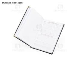 Agenda Diária 2025 em couro marrom com detalhes em metal, espaço em branco para anotações.