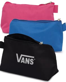 Nécessaire Nylon preto com textura de couro, ideal para armazenar dinheiro, cartões e documentos. Fechamento com zíper, alça para transporte e compartimento interno espaçoso. Perfeito para levar em viagens, para o trabalho ou para o dia a dia.