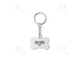 Chaveiro de metal decorado com correntes, algema, cadeado, chave e outros elementos em metal preciosos, como ouro e prata. O