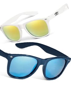 Óculos de sol preto e elegante com lentes de proteção UV, proporcionando estilo e proteção para os olhos. O acessório de moda é feito de plástico com armação moderna e detalhes em metal, ideal para uso durante o verão na praia ou em atividades ao ar livre. Uma peça indispensável para adicionar um toque de elegância ao look.