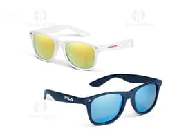 Óculos de sol preto e elegante com lentes de proteção UV, proporcionando estilo e proteção para os olhos. O acessório de moda