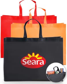 Sacola TNT dourada com laço de fita vermelha, utilizada como embalagem para presentes de várias ocasiões, como aniversários