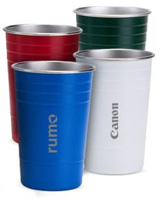 Copo de inox com capacidade para 480ml.