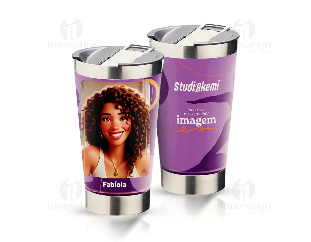 Copo térmico personalizado com estampa de flores coloridas.
