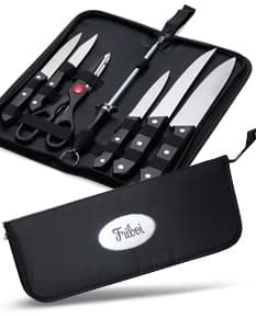 Kit churrasco de 7 peças em aço inoxidável, incluindo faca, garfo, pinça, espátula, escova de limpeza, amolador e maleta preta. Ideal para o amante de churrasco que busca qualidade e praticidade em suas ferramentas.