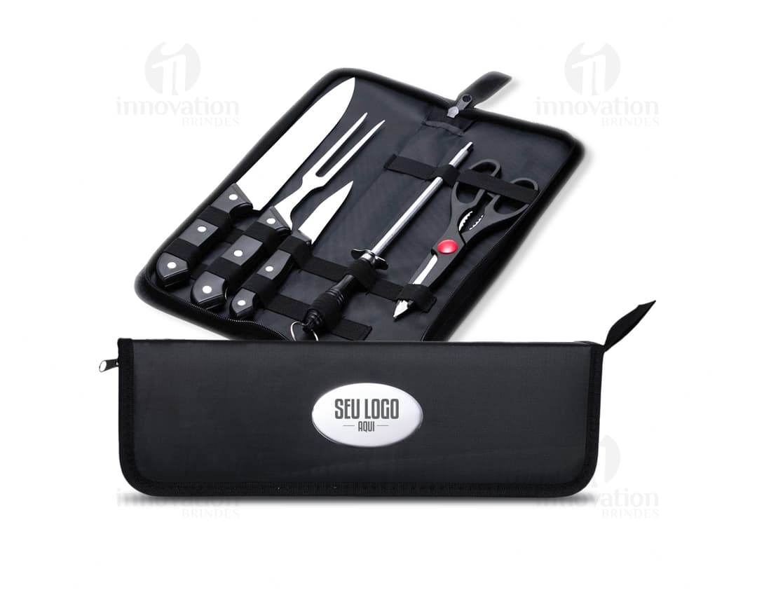 Kit Churrasco 5 Peças em aço inox contendo faca, garfo, espátula, pegador e escova para limpeza, ideal para churrascos.